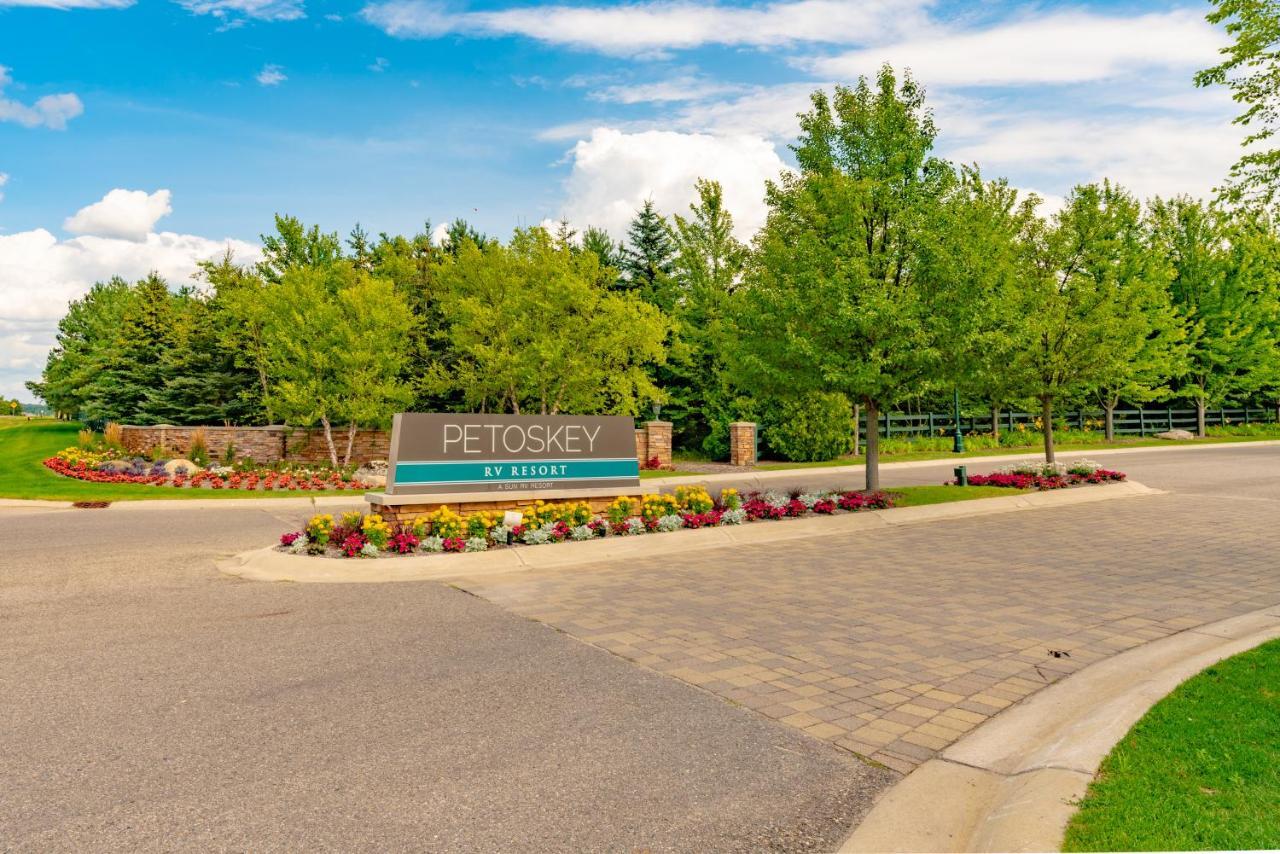 Sun Outdoors Petoskey Bay Harbor Hotel Ngoại thất bức ảnh